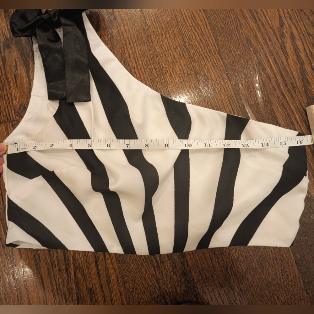 L'Atiste Black and White Striped One-Shoulder Crop Top with Bow - Picture 8 of 8